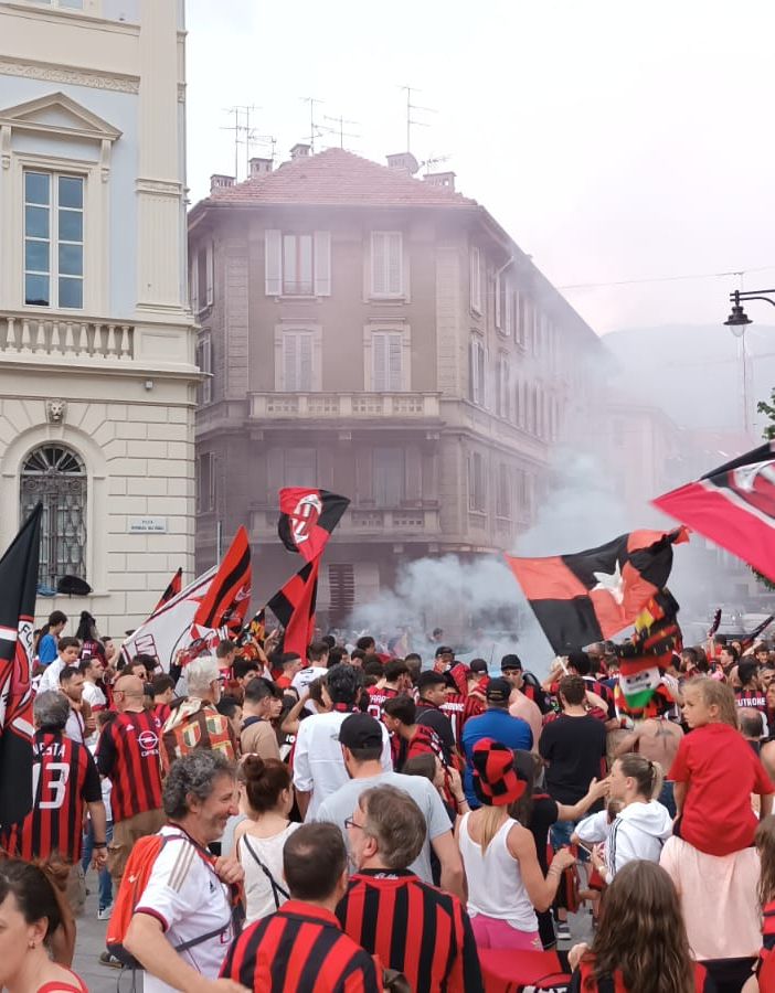 Tifosi rossoneri in festa per il 19° scudetto del Milan FOTO E VIDEO