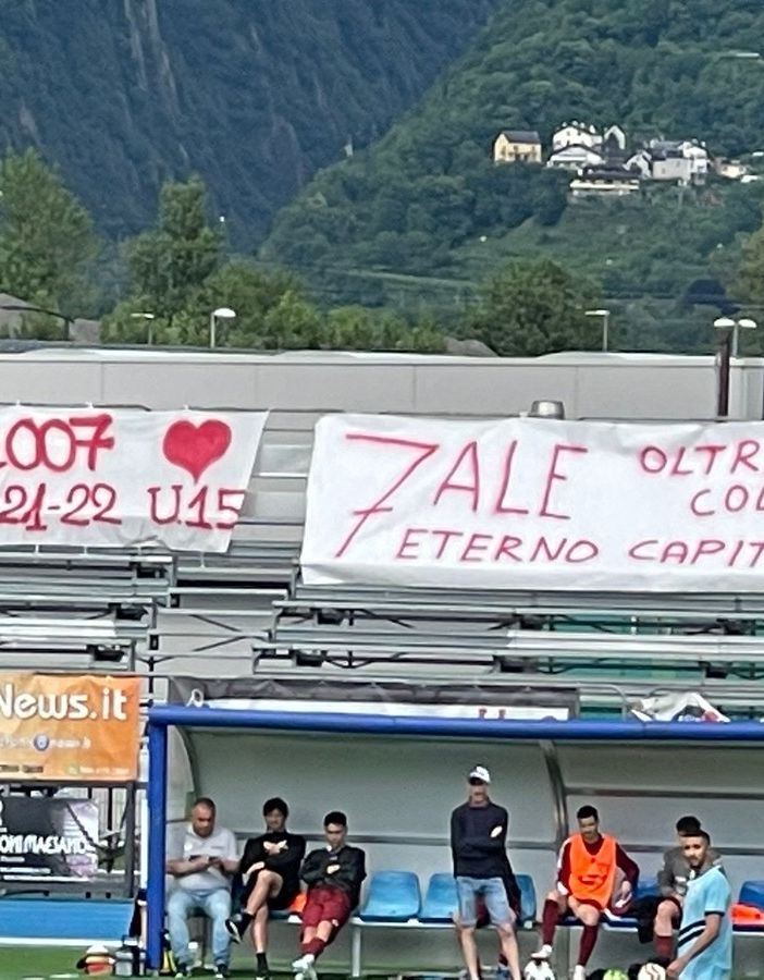 Gli ultras della Juve Domo omaggiano Ale Grazioli, il capitano del Sizzano morto di leucemia a marzo