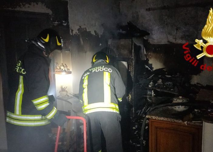 Varzo, fiamme in un appartamento disabitato, ingenti danni