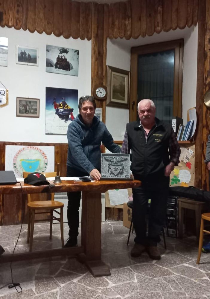 Lo scultore Valerio Patritti dona una targa al Cai Vigezzo