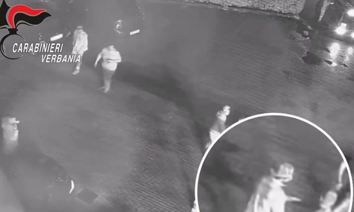 Accoltellò due uomini fuori dal locale notturno: arrestato dai carabinieri VIDEO