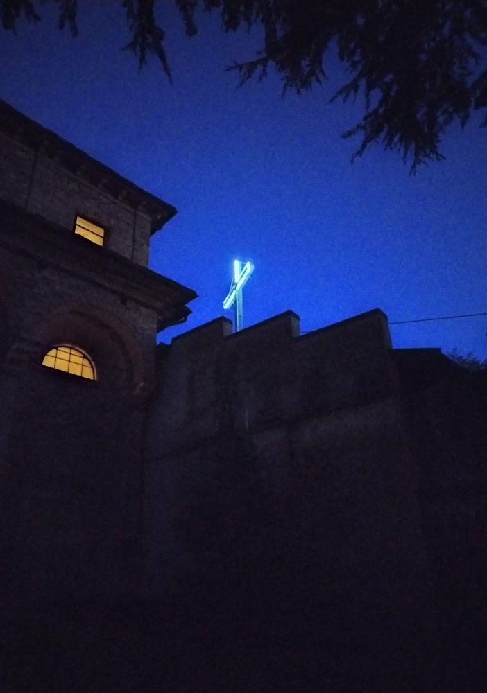 Nuova illuminazione a led per la croce del Calvario che tornerà a risplendere