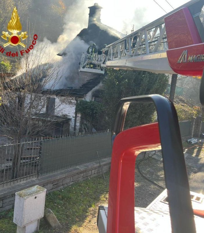 Vogogna, paura per l'incendio di una legnaia adiacente ad una casa