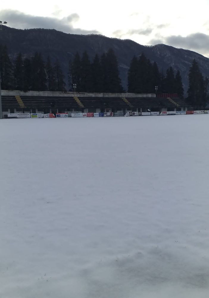 La neve e il giaccio fermano i campionati di calcio