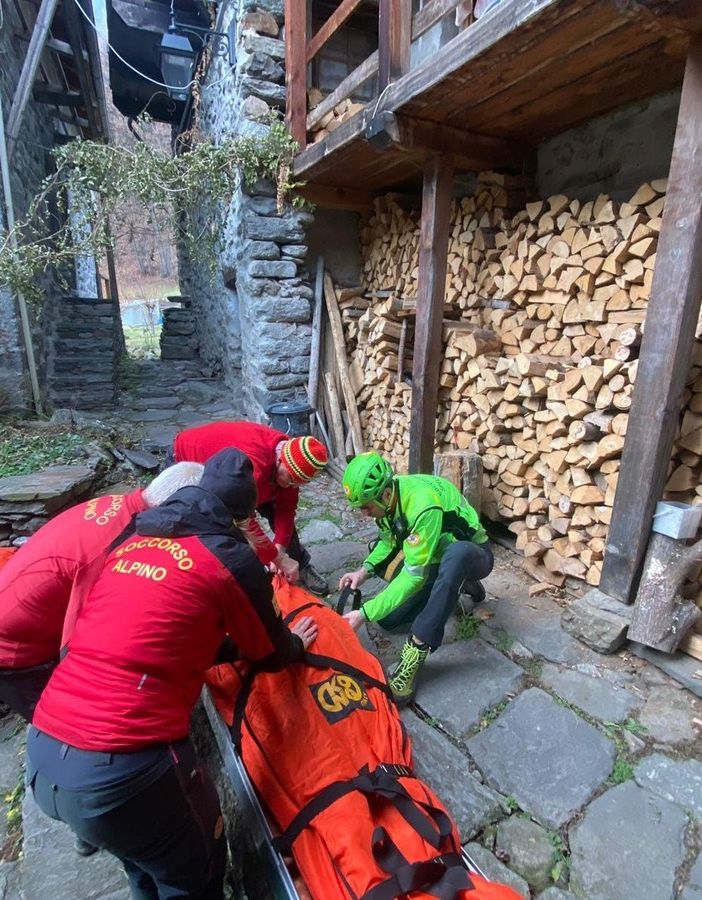 L'ambulanza non riesce ad arrivare per la strada ghiacciata, parto in casa per una donna a Borgomezzavalle