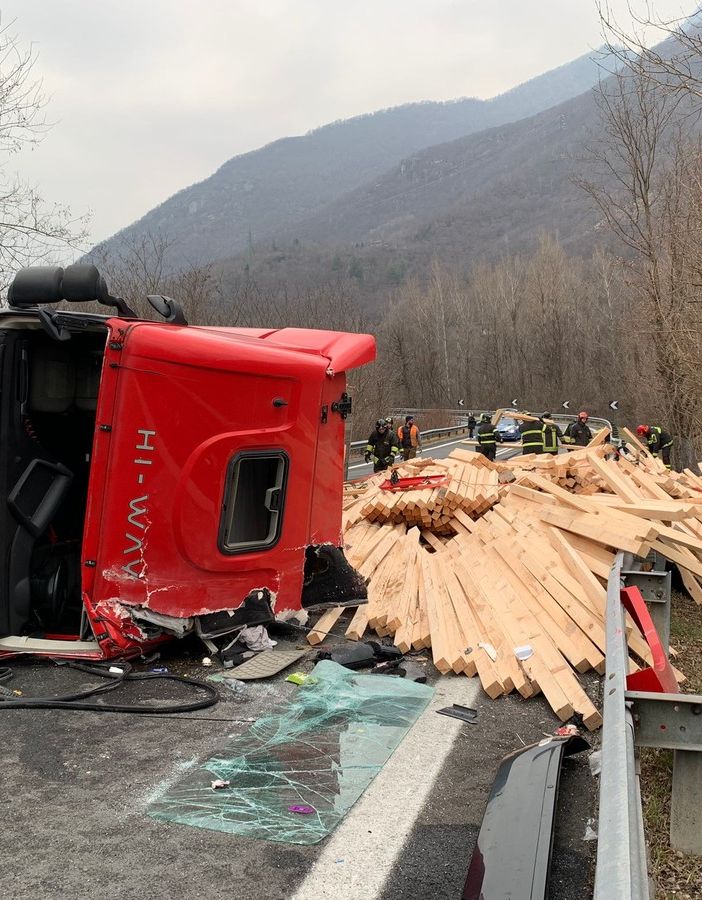 Tir carico di legna si ribalta a Piedimulera FOTO