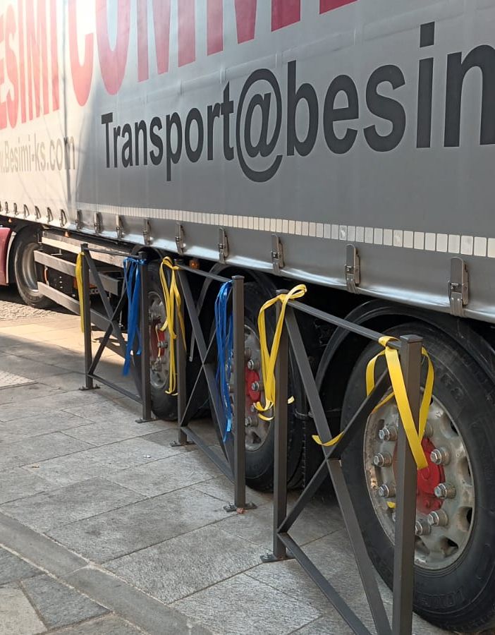 Tir incastato in centro a Domo tra via Garibaldi e via Galletti FOTO