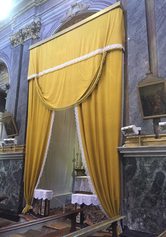 A Malesco parrocchiani &quot;acrobati&quot; per l'allestimento del Sepolcro