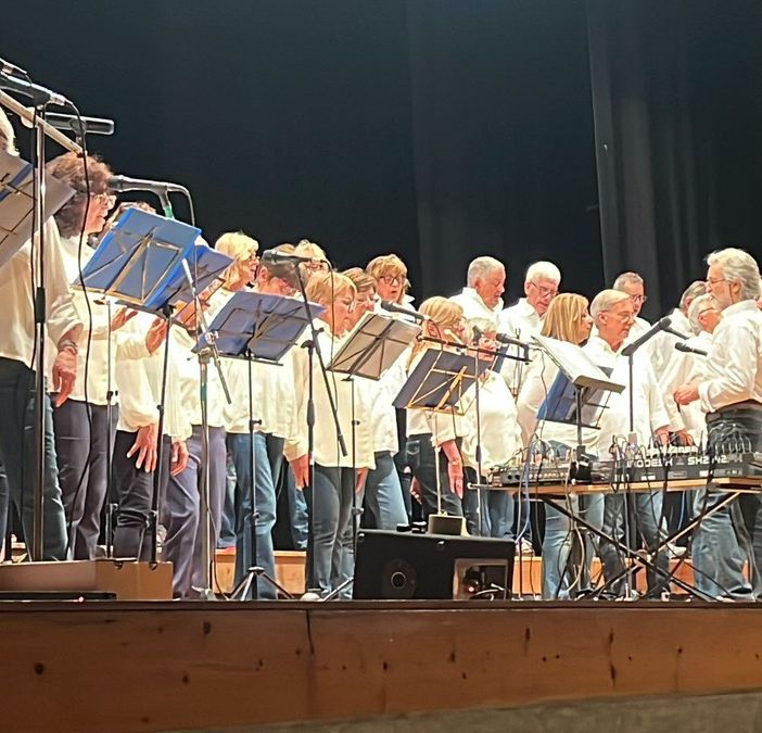 Raccolti 6.500 euro per le case di riposo di Domo e Villa grazie al  Coro Blu