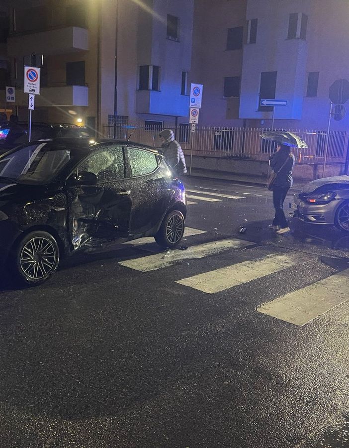Scontro tra due auto in centro a Domo