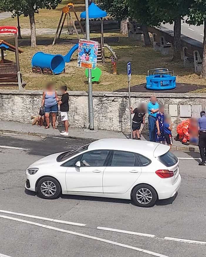 Auto urta un bambino in bicicletta nel centro di Druogno. Trasportato al Dea