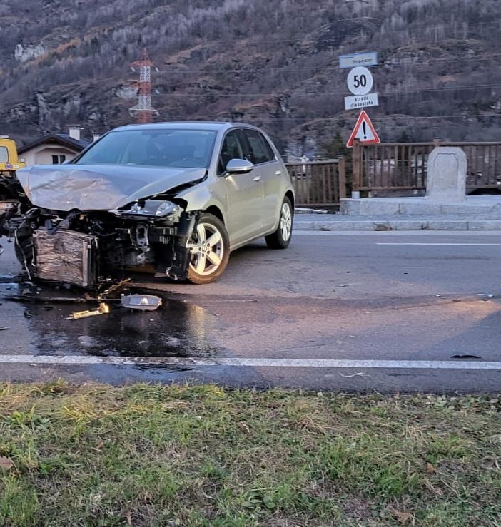 Scontro tra due auto a Crodo, ferito un ragazzo