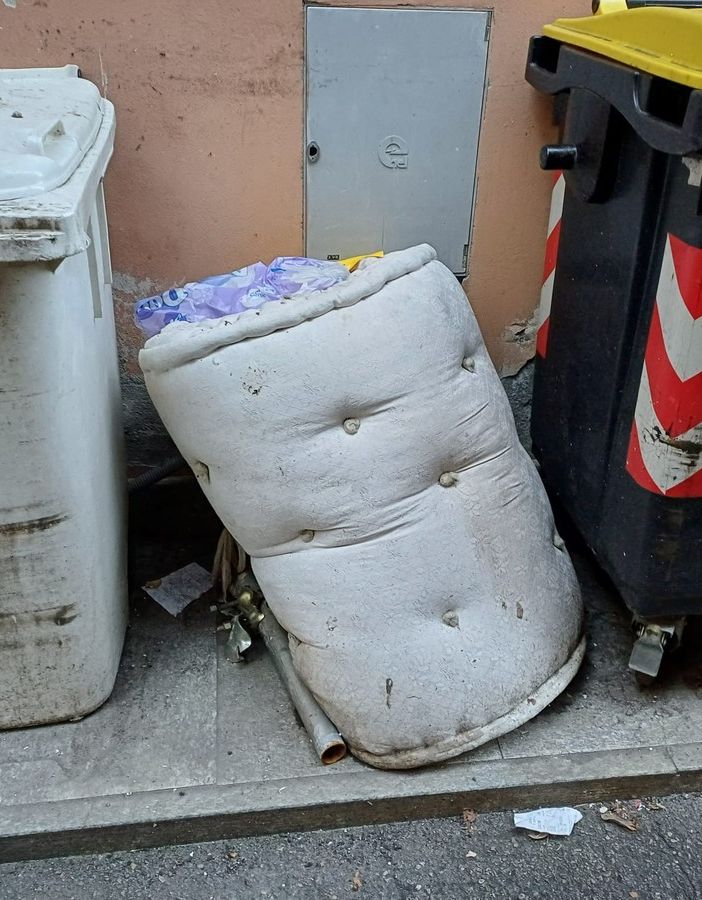 Ancora rifiuti ingombranti abbandonati in pieno centro a Domo