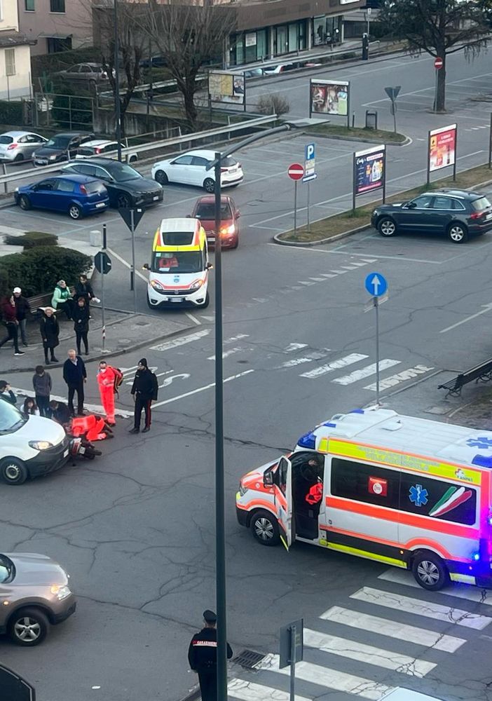 Scontro tra un furgone e uno scooter di fronte all'ospedale