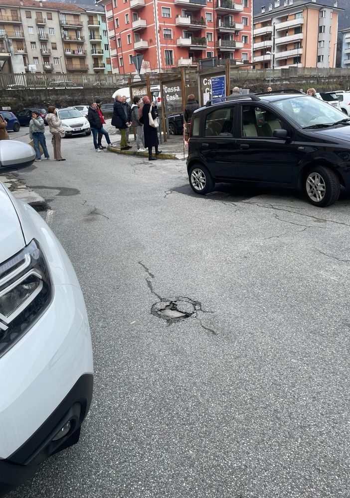 Automobilisti bloccati dentro il parcheggio della stazione