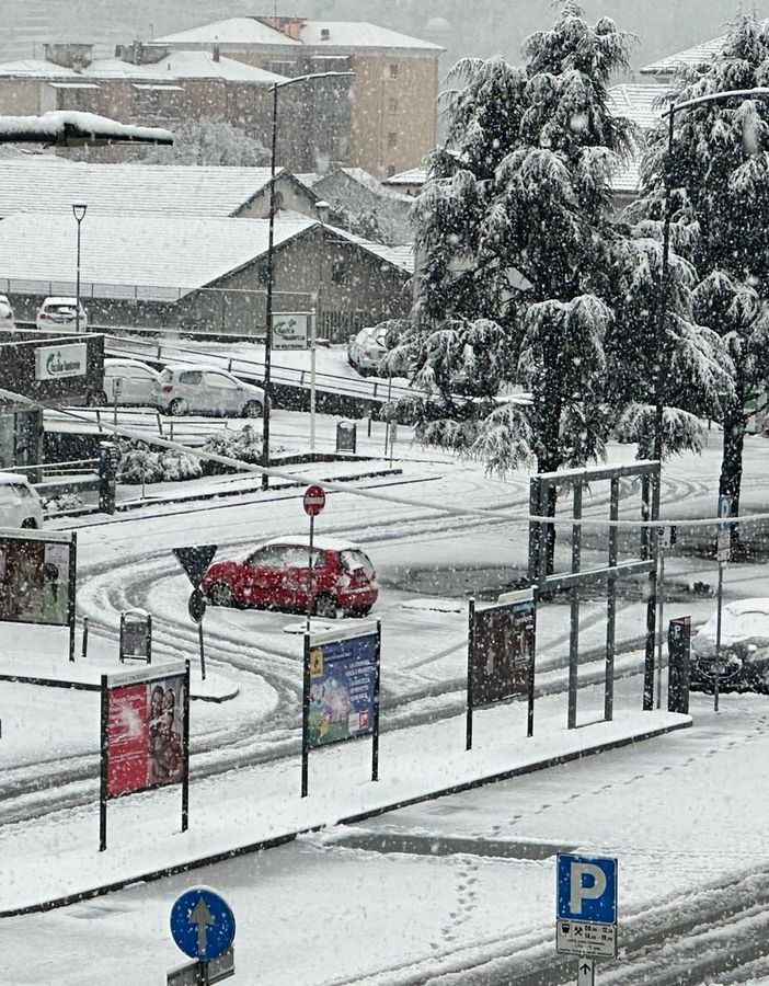 Domo si sveglia sotto una fitta nevicata