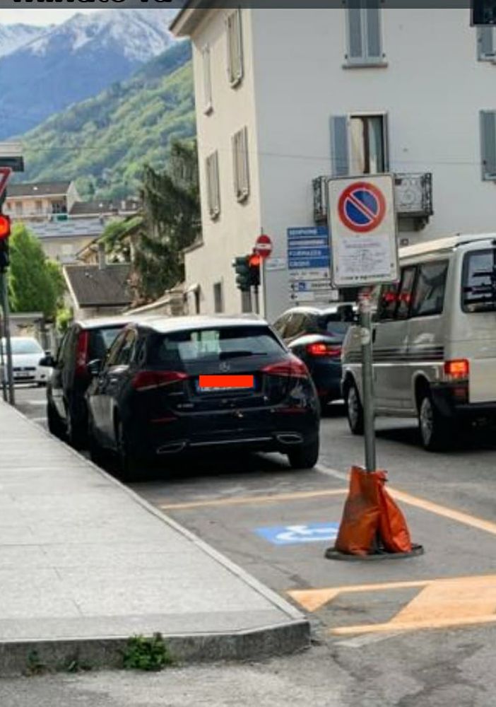In via Castellazzo, un parcheggio per disabili difficilmente utilizzabile