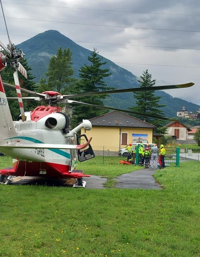 L''elicottero del 118 alla piazzola di Villa prima del sorvolo dell'area dove si trova il turista tedesco ferito L''elicottero del 118 alla piazzola di Villa prima del sorvolo dell'area dove si trova il turista tedesco ferito