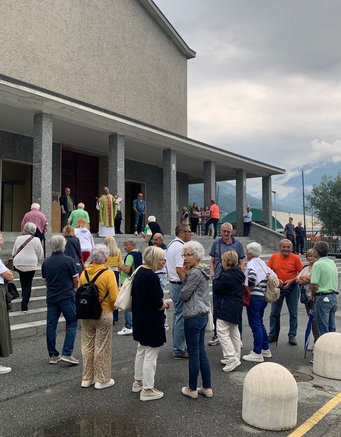 Alla Cappuccina la 'protesta' silenziosa dei fedeli fuori dalla chiesa  FOTO e VIDEO