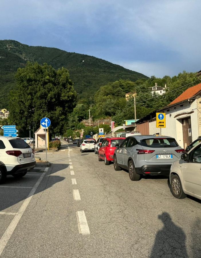 Code chilometriche all'imbocco della 337 a Masera per un incidente FOTO