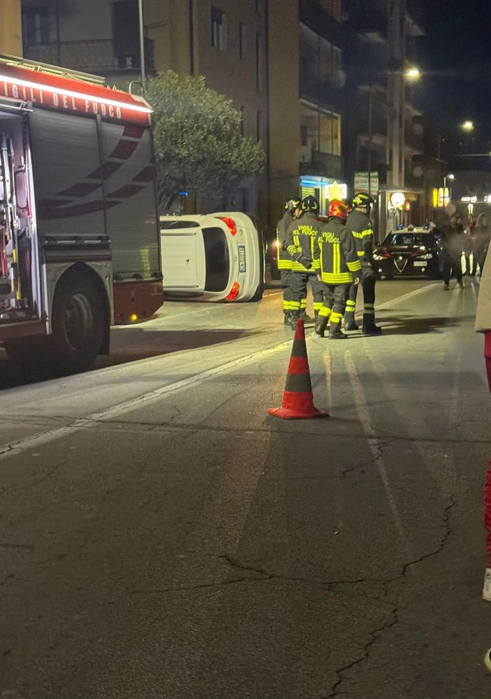 Auto si ribalta in via Sempione