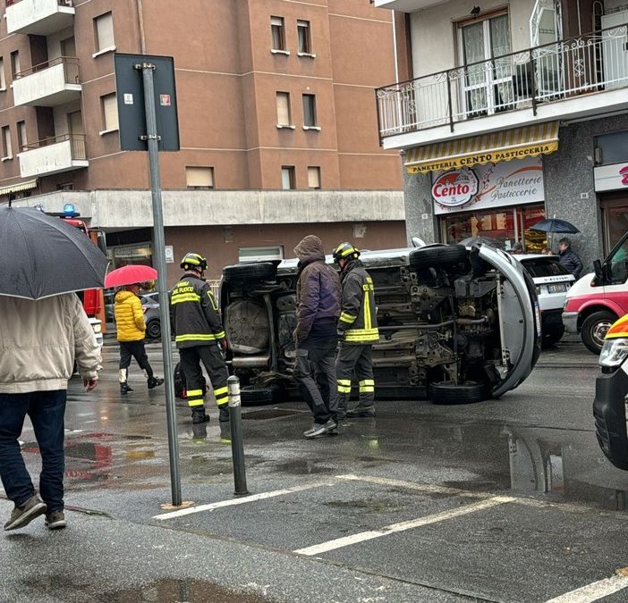 Va a sbattere contro due auto parcheggiate e si ribalta FOTO