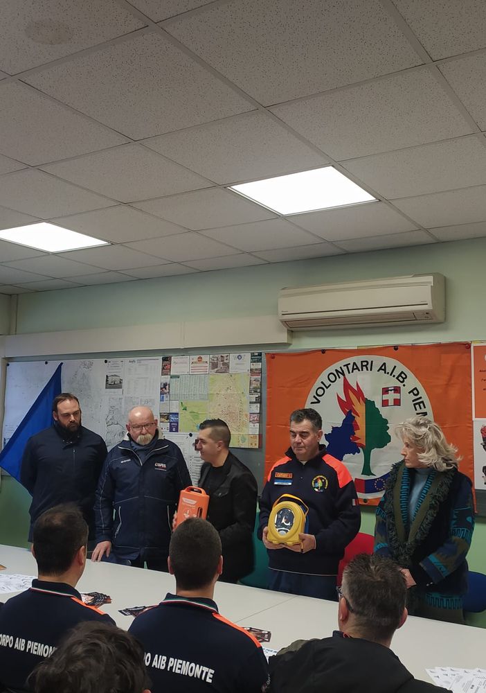Un defibrillatore in dono agli Aib grazie a Fisiodelta FOTO