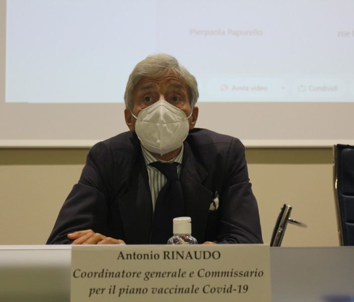 Vaccini, l'Unità di crisi prepara una nota esplicativa per medici, infermieri e Asl