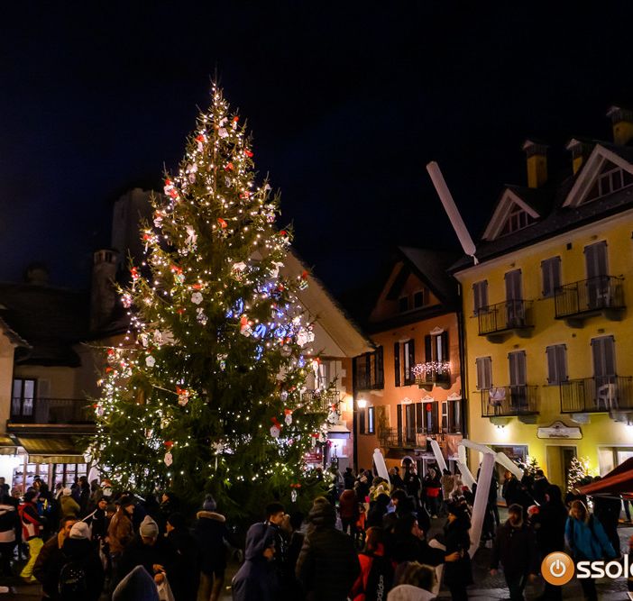 Santa Maria Maggiore gremita per l'accensione dell'albero di Natale FOTO