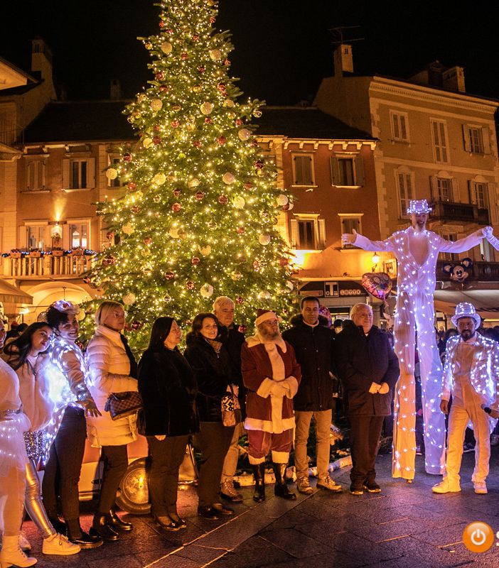 Acceso l'albero di Natale di Piazza Mercato. Pizzi: &quot;Una gioia vedere i sorrisi dei bambini&quot; FOTO E VIDEO