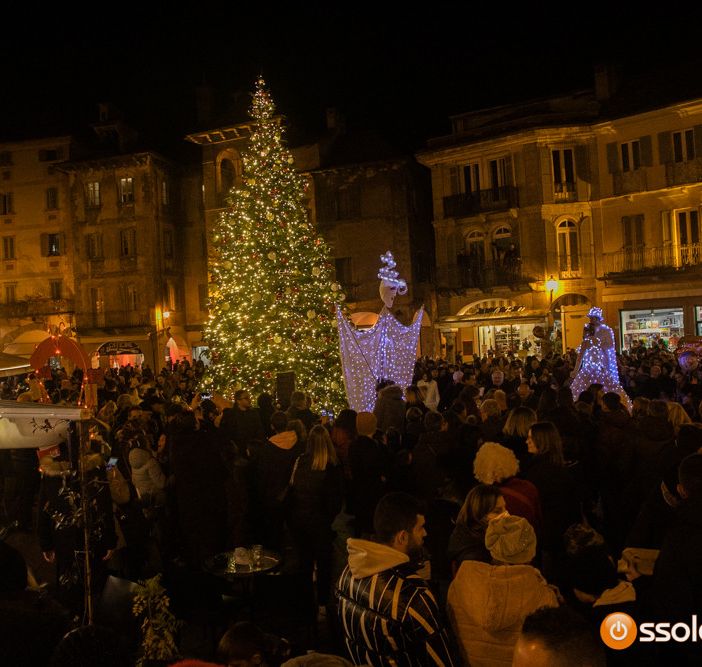 In città l'accensione dell'albero di Natale di piazza Mercato FOTO E VIDEO