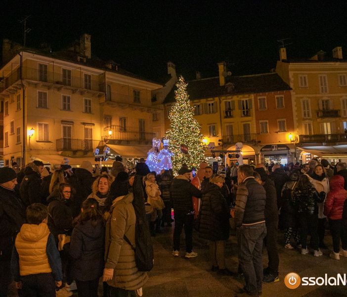 Conto alla rovescia per l'accensione dell'albero di Natale in piazza Mercato