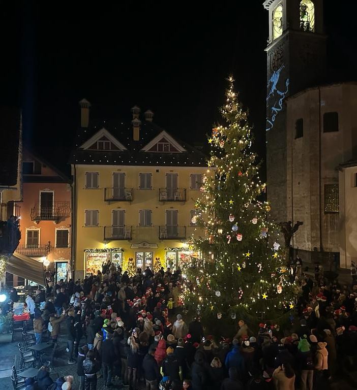 Bambini in festa a Santa Maria Maggiore per l'accensione dell'albero di Natale  FOTO e VIDEO