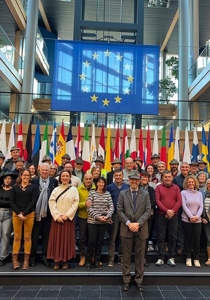 Una delegazione di alpini, bersaglieri e associazioni del Vco in visita al Parlamento Europeo