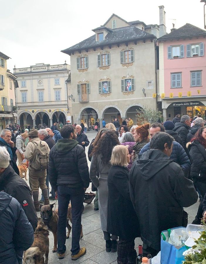 Nel Borgo della Cultura l'aperitivo di protesta contro il green pass FOTO