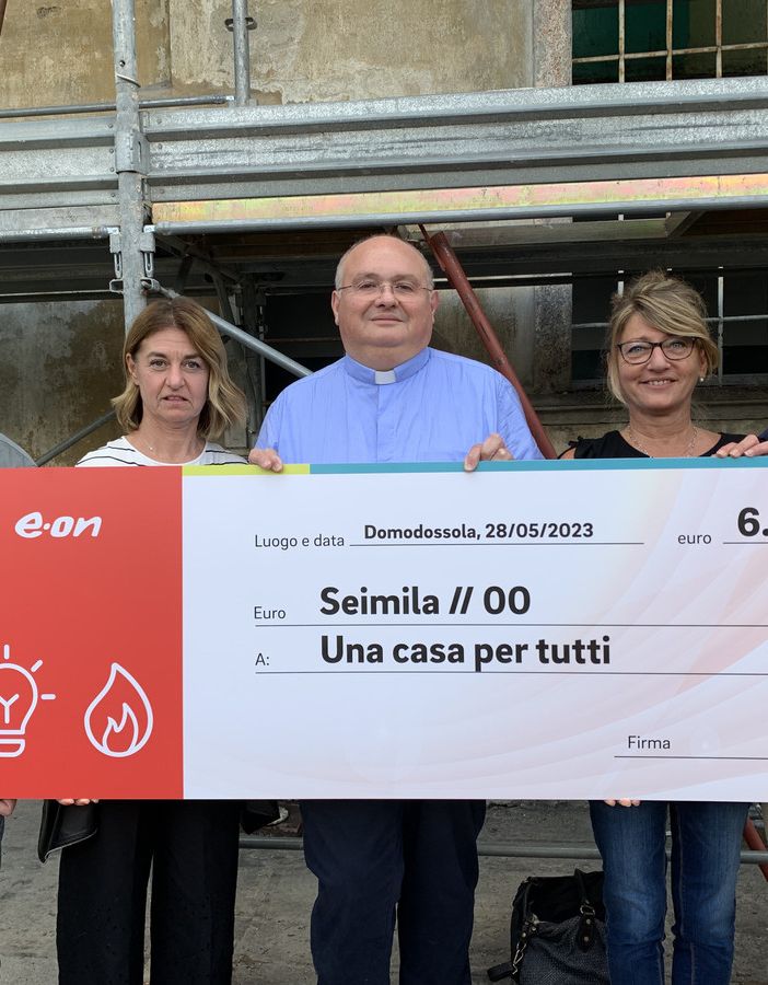 Donazione di E.On alla parrocchia domese
