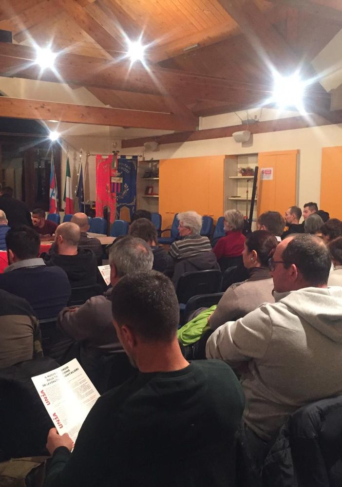 I frontalieri uniti contro il balzello sulla sanità: successo per l'assemblea di Unia