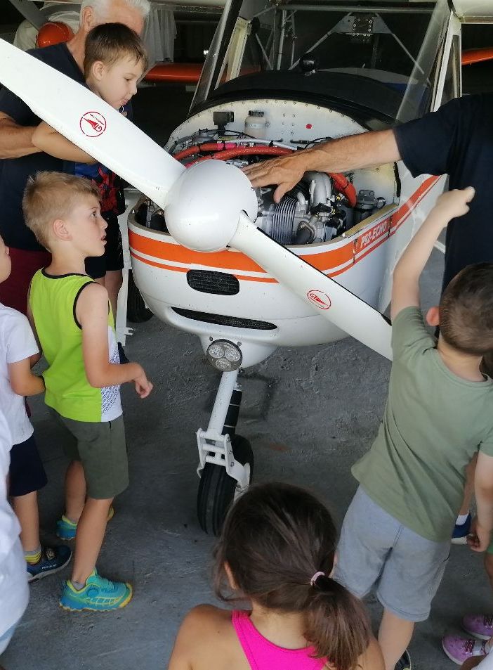 I bambini della scuola d'infanzia Coccinelle di Crevola in vista all'aviosuperficie