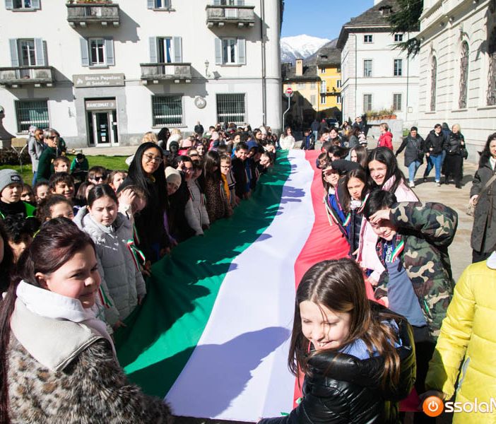 I bambini delle Milani cantano l'inno di Mameli per celebrare la giornata dell'unità nazionale FOTO E VIDEO