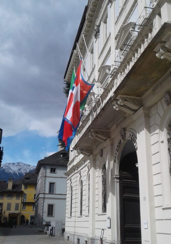 Bandiere a mezz'asta e minuto di silenzio del sindaco per la Giornata nazionale in memoria delle vittime dell'epidemia da Coronavirus