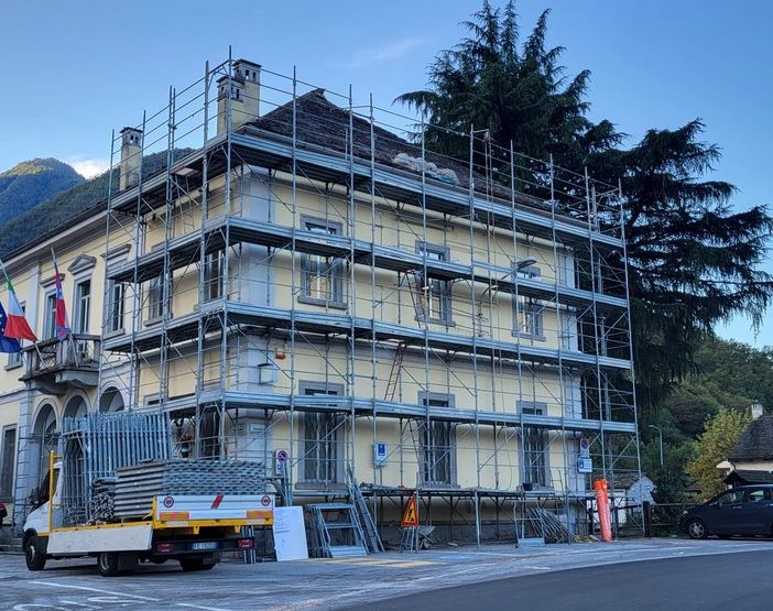 Lavori in corso a Beura, si rifà la facciata del Comune