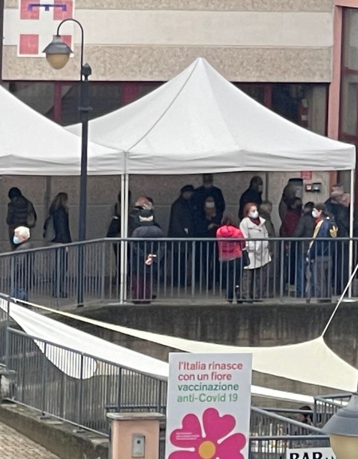 Tensioni all'hub vaccinale di Domodossola per i lungi tempi di attesa