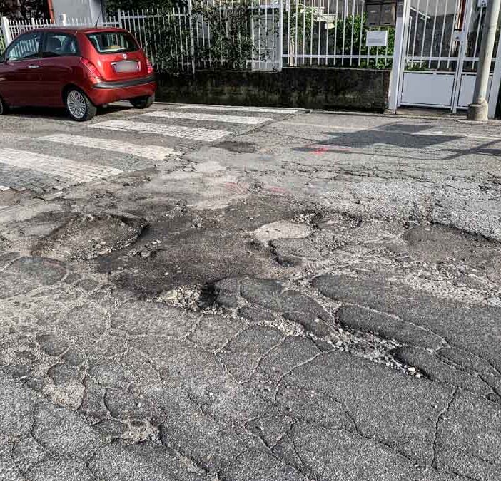 Buche nelle strade, segnalazioni dai residenti di via Ravenna a Domo  FOTO