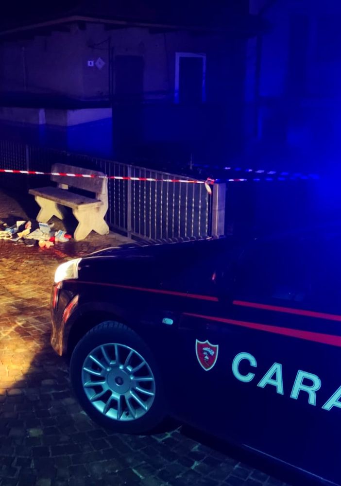 Un sessantenne accoltellato dal figlio sotto casa, è ricoverato in gravi condizioni al San Biagio