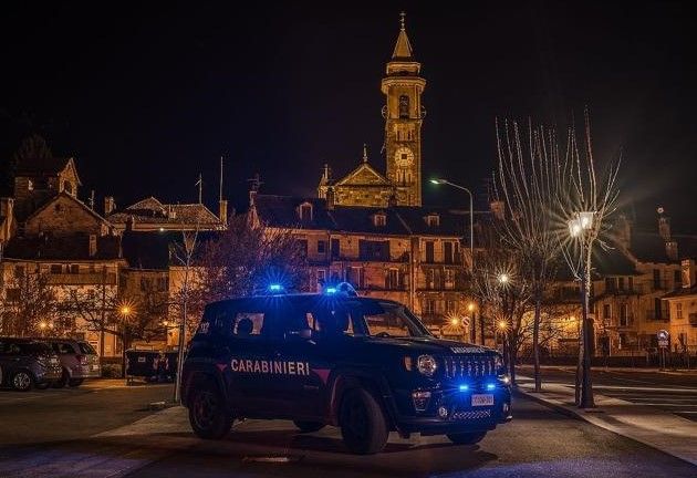 Lancia una pietra contro l’auto di una coppia svizzera, denunciato 55enne