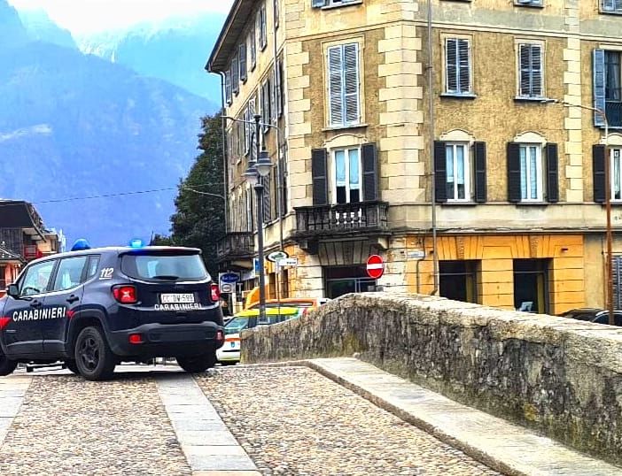 Minaccia con una mazza da baseball un turista novarese, denunciata una 50enne di Villa