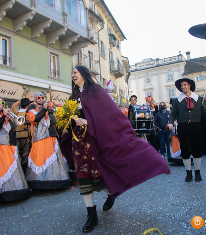 In piazza a Domo è festa con il comitato Pulenta e Sciriuii. Tantissima gente per la distribuzione di polenta e salamini FOTO