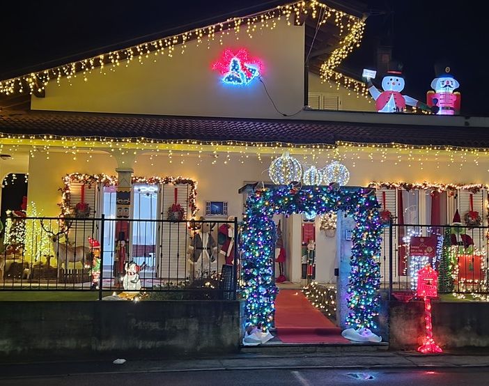 A Villadossola la casa con gli addobbi di Natale in stile americano FOTO