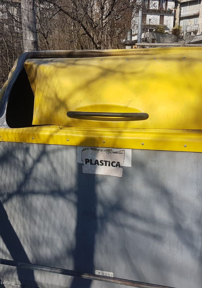 Cenere e brace gettate nel cassonetto, principio di incendio a Toceno