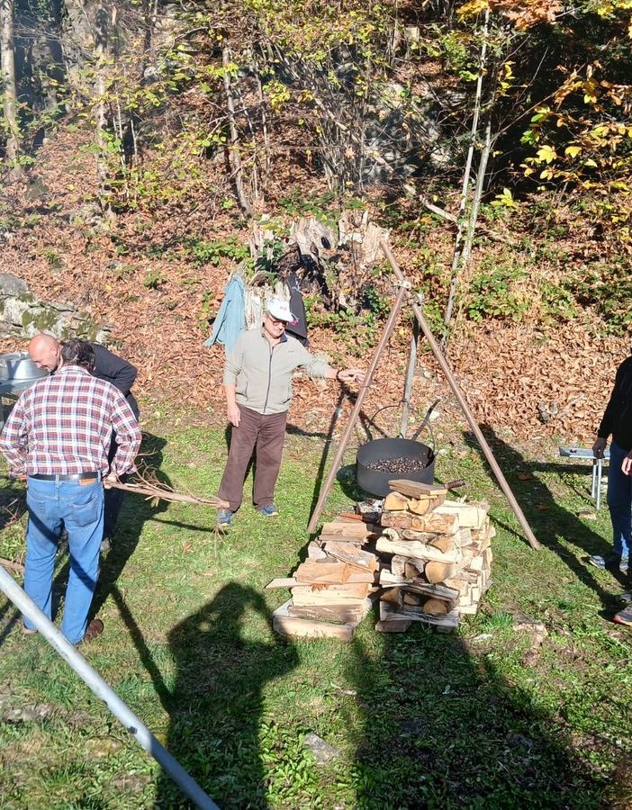 Successo per la castagnata a Vanzone FOTO